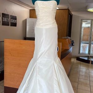 MARISA 100% ivory silk wedding gown (free dry cleaning)